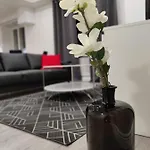 Alexi - Newly Renovated In The Heart Of The Near To Railway Station And Nokia Arena Apartmán *