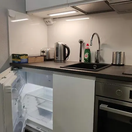 Alexi - Newly Renovated In The Heart Of The Near To Railway Station And Nokia Arena Apartment *