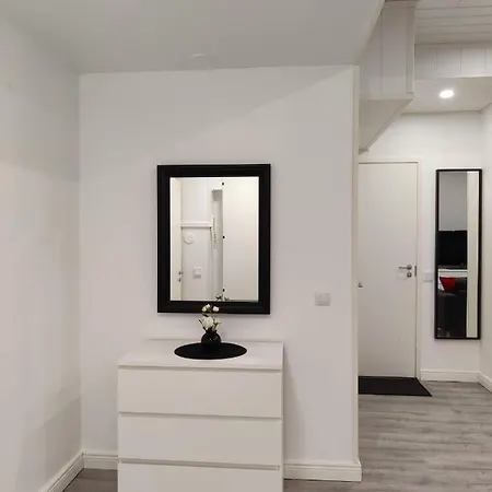 Alexi - Newly Renovated In The Heart Of The Near To Railway Station And Nokia Arena Apartment *